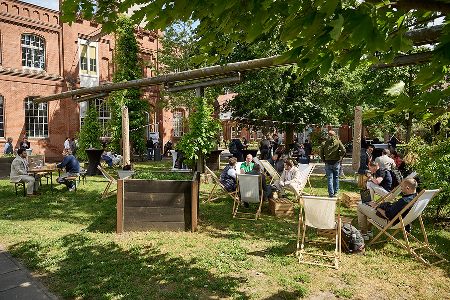 Pause in den Freianlagen des Campus genießen
